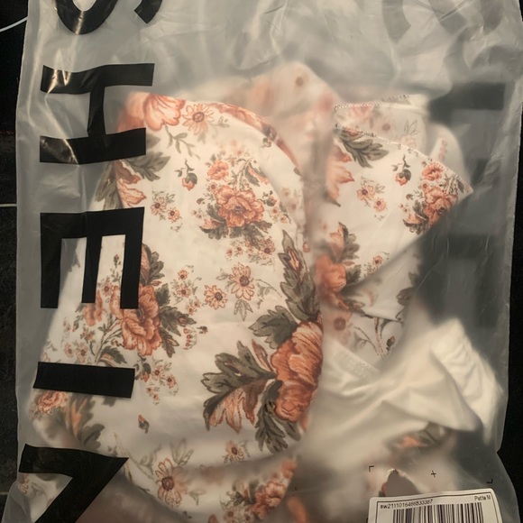 SHEIN Frenchy Floral Print Butterfly Sleeve Bodysuit - Picture 4 of 4